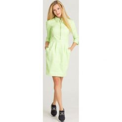 SUKIENKA SPECIAL ELISABETTA FRANCHI. Żółte sukienki damskie Elisabetta Franchi, na imprezę, bez wzorów, ze skóry ekologicznej, z włoskim kołnierzykiem, bez rękawów, mini, dopasowane. Za 1659,00 zł.