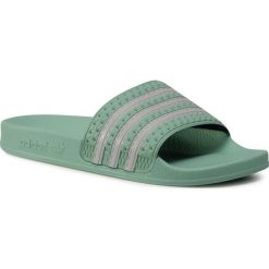 Klapki adidas - adilette FU9889 Blugrn/Supcol/Blugrn. Zielone klapki damskie Adidas, bez wzorów, z tworzywa sztucznego, bez obcasa. Za 149,00 zł.
