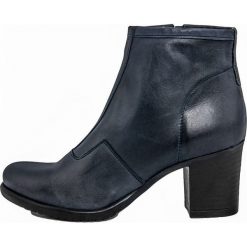 Skórzane botki w kolorze granatowym. Niebieskie botki damskie Bluetag, Gusto, bez obcasa, na obcasie, bez zapięcia. W wyprzedaży za 285,95 zł.