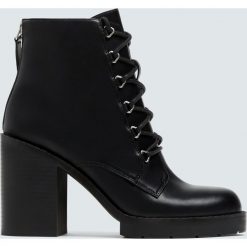Czarne sznurowane botki na obcasie. Czarne botki damskie na obcasie Pull&Bear, na sznurówki. Za 139,00 zł.