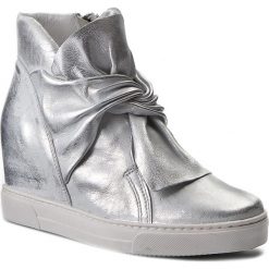 Sneakersy EKSBUT - 77-4645-369-1G Srebro Licowa. Szare półbuty damskie marki Eksbut, na co dzień, z aplikacjami, ze skóry, bez obcasa, na koturnie, bez zapięcia. W wyprzedaży za 269,00 zł.