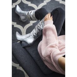 Srebrne Kozaki My Happiness. Szare buty zimowe damskie vices, z materiału, ze szpiczastym noskiem, na wysokim obcasie, na obcasie. Za 169,99 zł.