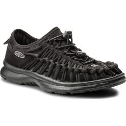 Sandały KEEN - Uneek O2 1018723 Black/Black. Czarne klapki damskie marki Keen, bez wzorów, z tworzywa sztucznego, sportowe, bez obcasa, bez zapięcia, outdoorowe. Za 379,95 zł.