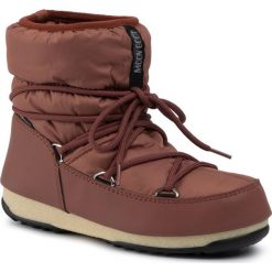 Śniegowce Moon Boot Low Nylon Wp 2 240093004. Pomarańczowe śniegowce damskie Moon Boot, z nylonu, bez zapięcia. W wyprzedaży za 379,00 zł.