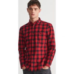 Koszula regular fit w kratę - Czerwony. Czerwone koszule męskie Reserved, s, bez wzorów, bez kołnierzyka, bez rękawów. Za 99,99 zł.