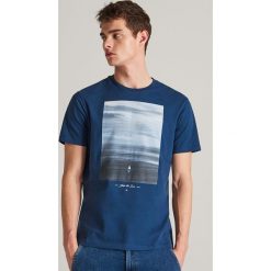 T-shirt z grafiką - Granatowy. Niebieskie t-shirty męskie Reserved, s, bez wzorów, bez kołnierzyka. Za 49,99 zł.
