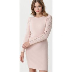 Jasnoróżowa Sukienka Maianbar. Różowe sukienki damskie Born2be, xl, z aplikacjami, z dzianiny, eleganckie, z okrągłym kołnierzem, bez rękawów, długie, mini. Za 89,99 zł.