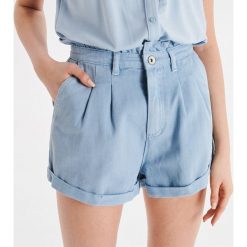 Jeansowe szorty paperbag - Niebieski. Niebieskie szorty damskie Cropp, bez wzorów, z jeansu. Za 89,99 zł.