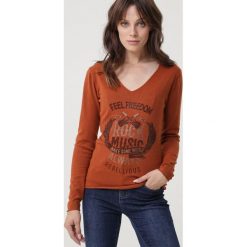 Camelowy Sweter Bungala. Brązowe swetry damskie Born2be, s, z nadrukiem, klasyczne, z długim rękawem, długie, bez kaptura. Za 99,99 zł.