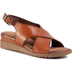 Sandały JANA - 8-28740-34 Cognac 305. Pomarańczowe klapki damskie Jana, bez wzorów, ze skóry, bez obcasa, na koturnie. W wyprzedaży za 239,00 zł.
