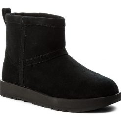 Buty UGG - W Classic Mini Waterproof 1019643 W/Blk. Czarne kozaki damskie Ugg, na zimę, z wełny, bez zapięcia. Za 819,00 zł.