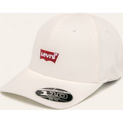 Levi's - Czapka. Białe czapki męskie Levi's®, z aplikacjami, z elastanu. Za 119,90 zł.