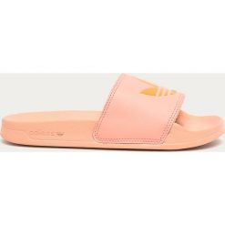 Adidas Originals - Klapki. Różowe klapki damskie adidas Originals, bez wzorów, z gumy, bez obcasa, na obcasie. Za 129,90 zł.