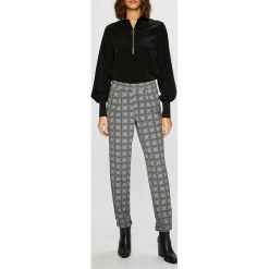 Jacqueline de Yong - Spodnie. Szare spodnie damskie Jacqueline de Yong, s, bez wzorów, z elastanu, casualowe. W wyprzedaży za 49,90 zł.