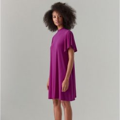 Sukienka oversize z krótkimi rękawami - Różowy. Różowe sukienki damskie Mohito, s, bez wzorów, bez kołnierzyka, z krótkim rękawem, krótkie, mini, oversize. Za 99,99 zł.