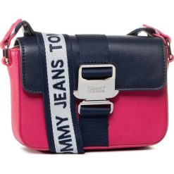 Torebka TOMMY JEANS - Tjw Femme Item Sm Crossover Met AW0AW08407 PUR. Różowe listonoszki damskie Tommy Jeans, bez wzorów, z jeansu, bez dodatków. Za 539,00 zł.