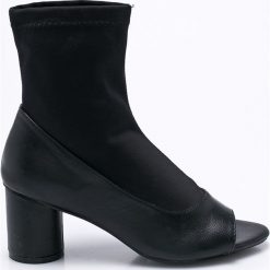 Silvian Heach - Botki Ankle Boots Partaloa. Białe buty zimowe damskie Silvian Heach, z materiału, klasyczne, z otwartym noskiem, na obcasie. W wyprzedaży za 249,90 zł.