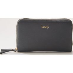 Portfel z napisem - Czarny. Czarne portfele damskie marki House, z napisami. Za 35,99 zł.