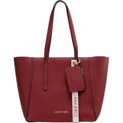 Calvin Klein BASE MEDIUM Torebka red. Czerwone torebki klasyczne damskie Calvin Klein, bez wzorów, bez dodatków. Za 649,00 zł.