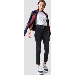 NA-KD Jeansy z klasycznym wykończeniem - Grey. Szare jeansy damskie marki NA-KD, z podwyższonym stanem. Za 161,95 zł.