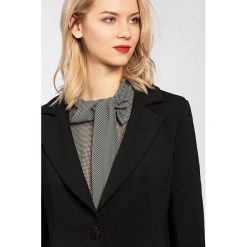 Blezer w kolorze czarnym. Czarne bolerka i narzutki damskie Apart, bez wzorów, bez rękawów. W wyprzedaży za 298,95 zł.