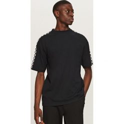 T-shirty męskie: T-shirt z nadrukiem w szachownicę – Czarny
