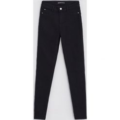 Jeansy push up - Czarny. Czarne jeansy damskie Cropp. Za 79,99 zł.