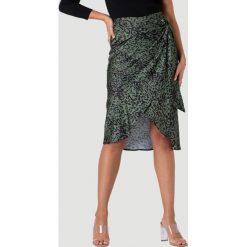 Spódnica w kolorze zielonym ze wzorem. Zielone spódniczki damskie Urban Touch, bez wzorów, midi, kopertowe. W wyprzedaży za 119,95 zł.