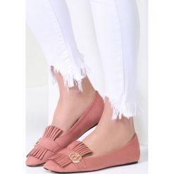 Różowe Mokasyny Saffron. Różowe mokasyny damskie marki vices, bez wzorów, ze skóry, bez obcasa, na płaskiej podeszwie, bez zapięcia. Za 49,99 zł.