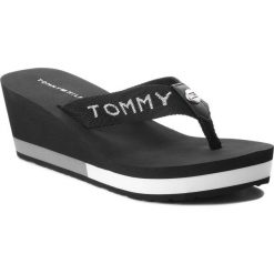 Japonki TOMMY HILFIGER - Corporate Beach Sandal FW0FW02958 Black 990. Czarne klapki damskie TOMMY HILFIGER, bez wzorów, ze skóry, bez obcasa, na obcasie. W wyprzedaży za 149,00 zł.