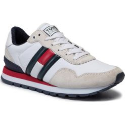Sneakersy TOMMY JEANS - Lifestyle Sneaker EM0EM00338 RWB 020. Białe półbuty męskie Tommy Jeans, na co dzień, bez wzorów, z jeansu, klasyczne, bez zapięcia. W wyprzedaży za 279,00 zł.