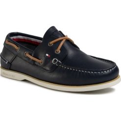 Półbuty TOMMY HILFIGER - Classic Leather Boatshoe FM0FM02735 Desert Sky DW5. Niebieskie półbuty męskie TOMMY HILFIGER, na co dzień, bez wzorów, ze skóry, eleganckie, bez zapięcia. W wyprzedaży za 409,00 zł.