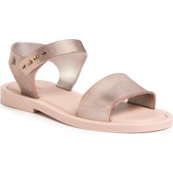 Sandały MELISSA - Mar Sandal Chrome Ad 32639 Pink/Rose 52932. Różowe klapki damskie Melissa, bez wzorów, z tworzywa sztucznego, bez obcasa, na obcasie. W wyprzedaży za 249,00 zł.
