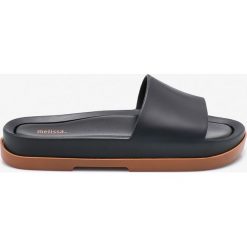 Melissa - Klapki Beach Slide Platform A. Czarne klapki damskie marki Melissa, bez wzorów, z materiału, bez obcasa. W wyprzedaży za 299,90 zł.