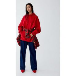 Luźna bluza z kapturem. Czerwone bluzy z kapturem damskie marki Pull&Bear. Za 89,90 zł.