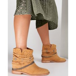 Camelowe Botki Delmaria. Brązowe koturny damskie Renee, bez obcasa, na koturnie, bez zapięcia. Za 149,99 zł.