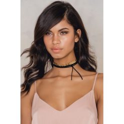 Naszyjniki damskie: NA-KD Accessories Zamszowy naszyjnik z chokerem – Black