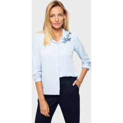 Klasyczna koszula z haftem. Bluzki damskie Greenpoint, z haftami, z wiskozy, klasyczne, z klasycznym kołnierzykiem, bez rękawów. Za 59,99 zł.