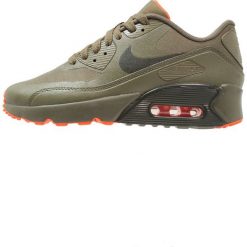 Nike Sportswear AIR MAX 90 ULTRA 2.0 LE (GS) Tenisówki i Trampki medium olive/sequoia/total crimson. Zielone trampki dziewczęce Nike Sportswear, z tworzywa sztucznego. W wyprzedaży za 366,75 zł.