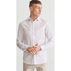 Koszula slim fit z drobnym wzorem - Czerwony. Czerwone koszule męskie marki Reserved, s. Za 79,99 zł.