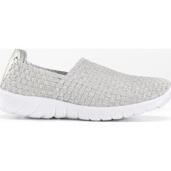 Sneakersy bonprix srebrny. Szare buty sportowe damskie bonprix, z materiału. Za 79,99 zł.