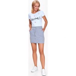 MINI SPÓDNICZKA DAMSKA Z KORALIKAMI, Z KRYSZTAŁKAMI. Szare minispódniczki marki Top Secret, na jesień, dopasowane. Za 39,99 zł.