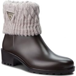 Kalosze GUESS - FLVNT3 RUB09 BROWN. Pomarańczowe kalosze damskie Guess, z aplikacjami, ze skóry ekologicznej. W wyprzedaży za 229,00 zł.