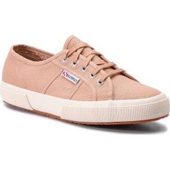 Tenisówki SUPERGA - 2750 Cotu Classic S000010 Rose Mahogany. Różowe półbuty damskie Superga, na co dzień, bez wzorów, z gumy, bez obcasa, bez zapięcia. W wyprzedaży za 169,00 zł.