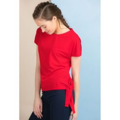 Bluzka z szarfą. Bluzki damskie Monnari, bez wzorów, eleganckie, bez kołnierzyka, z krótkim rękawem. Za 49,95 zł.