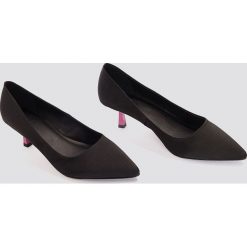 NA-KD Shoes Satynowe czółenka na niskim obcasie - Black,Multicolor. Czarne czółenka damskie NA-KD Shoes, bez wzorów, z satyny, na niskim obcasie. W wyprzedaży za 48,58 zł.