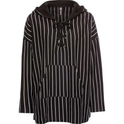 Bluza z kapturem i sznurowaniem bonprix czarny w paski. Czarne bluzy damskie bonprix, w paski, bez rękawów, z kapturem. Za 109,99 zł.