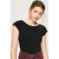 T-shirt basic - Czarny. Czarne t-shirty damskie marki Sinsay, s. Za 9,99 zł.