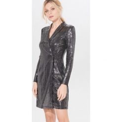 Cekinowa mini sukienka - Czarny. Czarne sukienki damskie Mohito, s, bez wzorów, bez kołnierzyka, bez rękawów, mini. Za 199,99 zł.