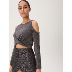Krótka bluzka cold arms - Srebrny. Szare bluzki damskie Sinsay, xl, bez wzorów, bez kołnierzyka, z krótkim rękawem. W wyprzedaży za 29,99 zł.